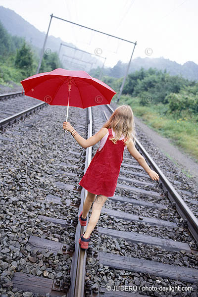 petite fille sur le chemin de fer - little girl on the railways